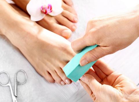 Doprajte vašim nôžkam to čo si naozaj zaslúžia! Kompletná starostlivosť – suchá pedikúra s masážou, diagnostikou a poradenstvom. 