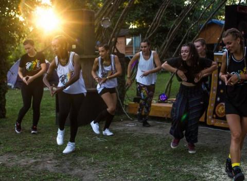 Hýbte sa mesiac v jamajskom rytme, tanečný štýl Dancehall. Rozprúdi vám krv, vytvaruje sexi krivky a prebudí vo vás karibskú nespútanosť.