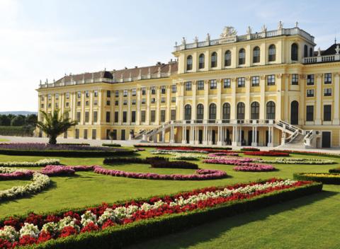 Podľahnite atmosfére cisárskej Viedne! 4* šmrnc luxusu, moderny i elegantného Biedermeiera neďaleko centra mesta s raňajkami a wellness.