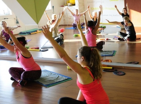 Skupinové cvičenia – jednorázový vstup alebo permanentka v ženskom fitku. Vyformujte si krásne telo do letných plaviek.