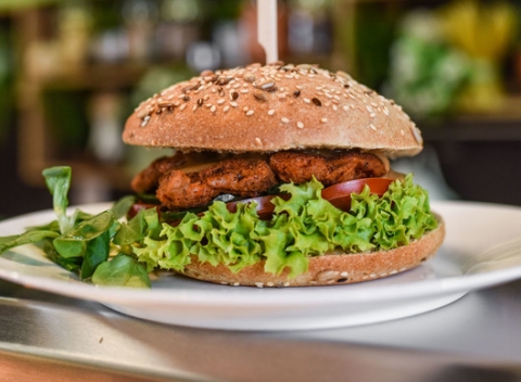 Poďte na vegetariánsky burger do EatFit. Zdravšia príprava jedál ako je grilovanie, pečenie bez tuku, dusenie s čerstvou zeleninou. 