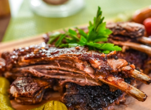 Pochutnajte si na jeleňom steaku alebo 600 g rebrách z diviaka v Galileo Restaurant v Starom Meste.