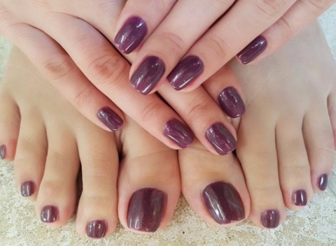 Profesionálna manikúra alebo pedikúra s gél lakom v Beauty Bare v Bratislave. 