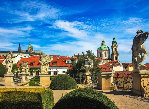 Vyrazte na romantický pobyt pri Prahe v hoteli Tulipán s raňajkami a zľavou do aquaparku Čestlice.