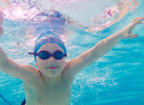 Kurz plávania pre deti od 5 do 12 rokov, aj pre dospelých. Vaše deti sa zbavia strachu z vody.