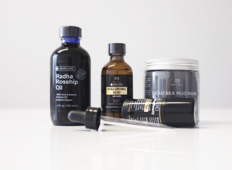 Kozmetika poprednej americkej značky Radha Beauty, ktorá poskytuje luxusnú starostlivosť o pleť. 