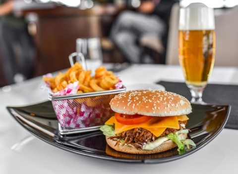 Hamburger a malá Plzeň alebo Kofola v reštaurácii Botela Gracia na Rázusovom nábreží v Bratislave. 