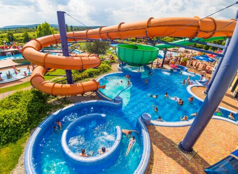 Celodenná vstupenka do Annagora Aquaparku Balatonfüred s 15 toboganmi šmýkačkami a 9 bazénmi.