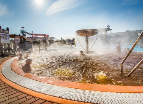 Pobyt len 200 m od termálov v Hoteli Flóra s chutnou polpenziou a zľavou do aquaparkov až 50 %.