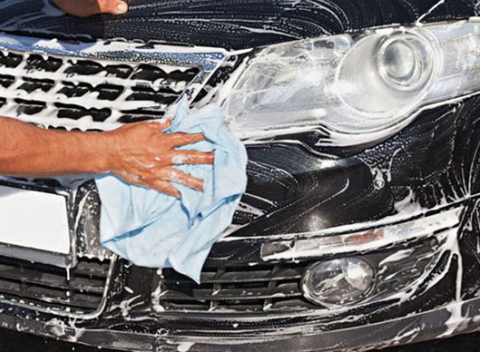 Komplexná starostlivosť o exteriér a interiér vozidla s použitím profesionálnej čistiacej techniky.