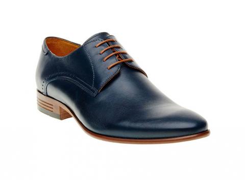 Pánske poltopánky v Derby strihu majú zvršok z hladkej kože v netradičnom modrom odtieni.