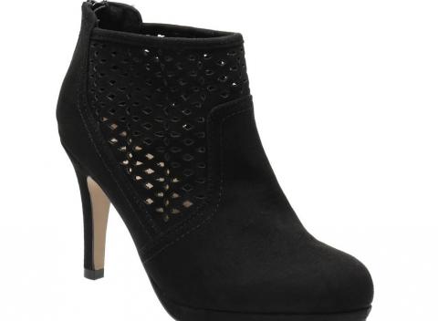 Členkové čižmy na ihličkovom podpätku s efektným perforovaným vzorom v oblasti okolo priehlavku.