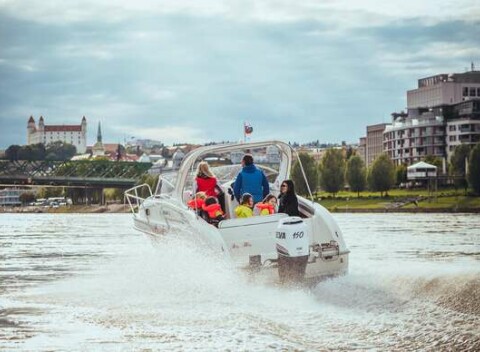 Jedinečný zážitok vďaka štýlovej plavbe motorovým člnom po Dunaji až do Viedne s fľašou sektu.