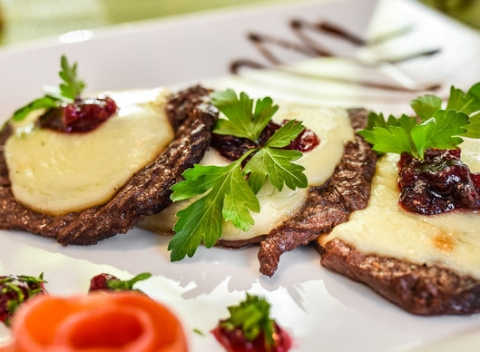 Jelení steak alebo 600 g rebrá z diviaka v reštaurácii Galileo v Starom Meste.