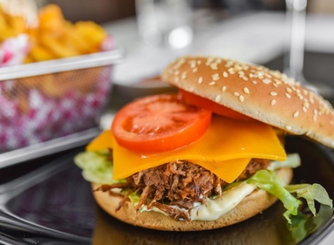 Hamburger a malá Plzeň či Kofola v reštaurácii Botela Gracia na Rázusovom nábreží v Bratislave.