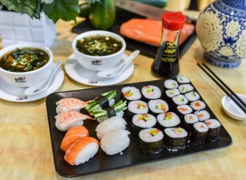 Pochutnajte si na exotickom sushi menu pre dvoch podľa výberu v Dynasty Asian Restaurant.