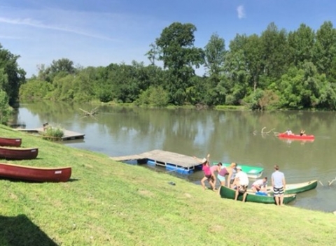 Splav s ubytovaním s raňajkami v obľúbenom rekreačnom stredisku na brehu Malého Dunaja.