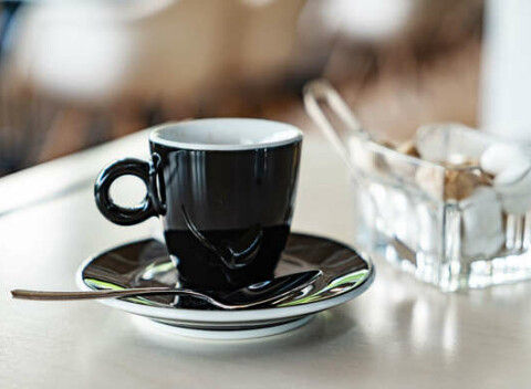 Zákusok, domáca limonáda alebo čapované prosecco v cukráreň Kafíčko.