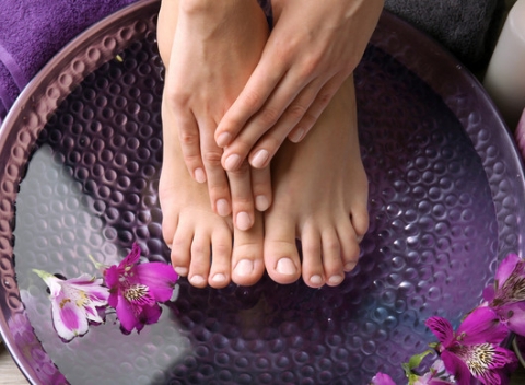 Kompletná starostlivosť - wellness alebo japonská manikúra a klasická či medicinálna pedikúra.