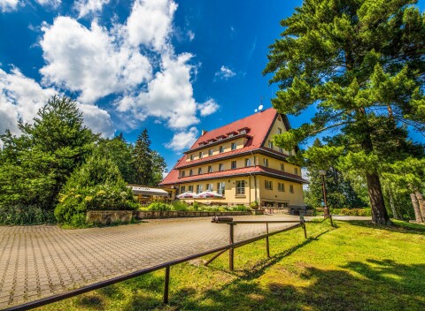 Leto v Parkhoteli Skalní město *** so zľavou 50 % na vírivku a polpenziou + víno neobmedzene.