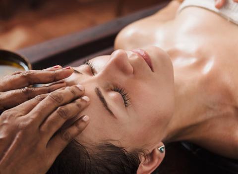 Ajurvédska masáž od 2 masériek či párová masáž priamo zo Srí Lanky. Užite si ticho a vôňu originálnych liečivých olejov z ďalekých krajín.