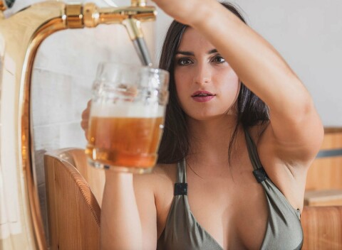 Relaxačný zážitok pri Luhačoviciach: Pivný kúpeľ v drevenej kadi pre 1-4 osoby + konzumácia piva.