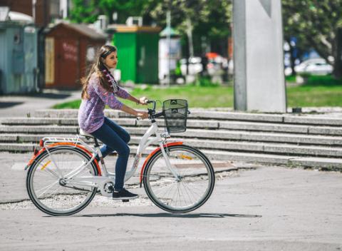 Štýlový dámsky bicykel DG Shaby 28. Vychutnávajte si cestu do práce s vetrom vo vlasoch! 