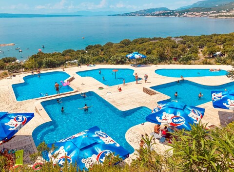 Kvarnerský záliv len 350 m od mora v Kempe Klenovica v mobilheime pre 4-6 osôb + vonkajšie bazény.