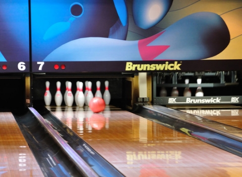Zabavte sa spolu s priateľmi pri partičke bowlingu na profesionálnej dráhe Brunswick.
