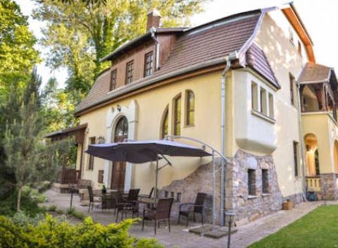 Pobyt pri Balatone vo Villa Campana pre dvoch s polpenziou aj wellness v obľúbenom letovisku Siófok.