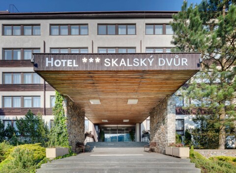 Vysočina pri CHKO Žďárské vrchy: Hotel Skalský Dvůr *** s raňajkami a bazénom + zážitková karta.