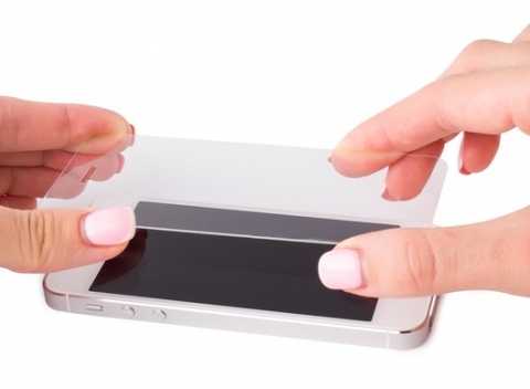 Špeciálne ochranné temperované sklá proti pádu a poškrabaniu na iPhone, Samsung, HTC, Sony a ďalšie značky.