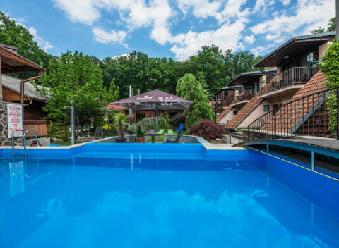 Romantika na brehu Vinianského jazera pre dvoch s polpenziou a fľašou vína, platnosť až do júna 2022.