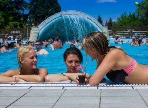 Dovolenka v maďarskom Egeri v novom hoteli priamo v historickom centre s polpenziou a kúpeľmi.