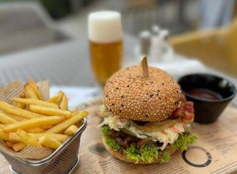 Skutočne dobrý hamburger zo slovenského mäsa + hranolky a omáčka v Bull Bistro.