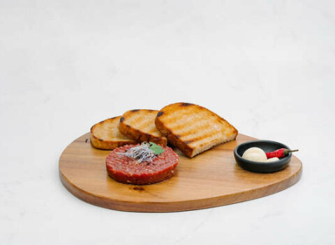 Vychutnajte si skutočne dobrý tatarák zo slovenského mäsa v Bull Bistro.