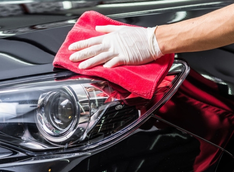 Kompletné čistenie exteriéru a interiéru vozidla s tepovaním a zaleštením škrabancov. 