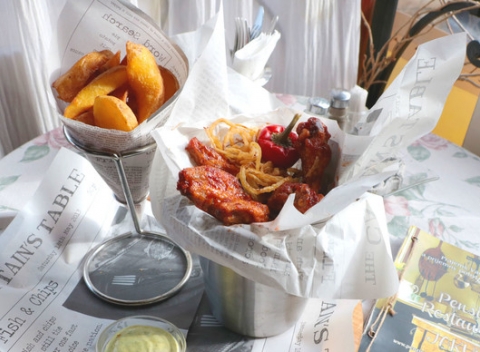 Kuracie krídielka Barbeque špeciál s hranolkami. Gurmánska pochúťka pre milovníkov dobrého jedla.