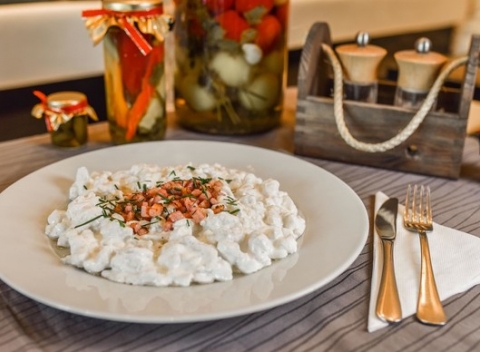 Slovenské klasiky v reštaurácii Letty - vyprážaný syr, halušky, strapačky či sviečková.