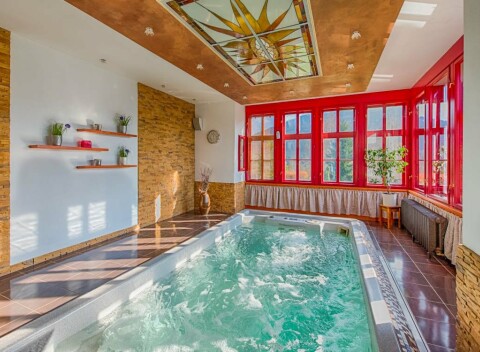 Hotel Zlatý Orel Ostravice **** s raňajkami, welcome drinkom a privátnym wellness s bazénom a saunou.