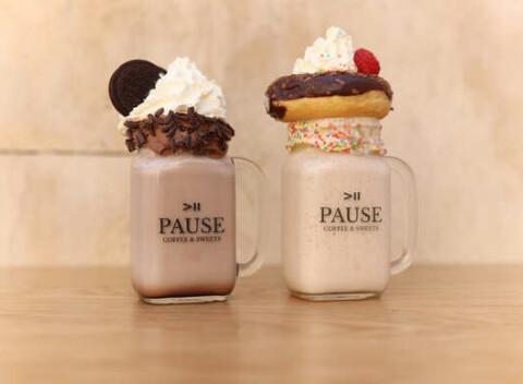 Horúca čokoláda, freakshake, zmrzlinový sendvič v Pause Coffee & Sweets na Kapucínskej.