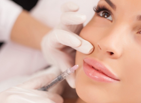 Zastavte čas vďaka botulotoxínu či kyseline hyalurónovej. Vek sa zastaviť nedá, avšak vrásky áno.