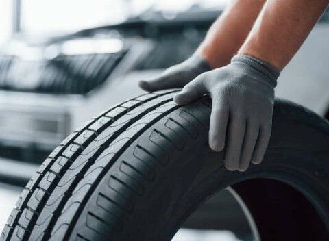 Kompletné prezutie pneumatík s vyvážením alebo prehodenie obutých kolies.