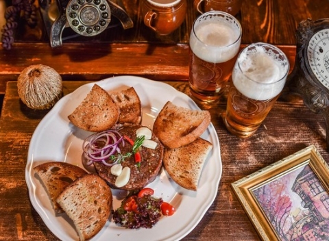 Zoberte si kamaráta a pochutnajte si na skvelom tataráku s 12 hriankami a dvoma pivami Kout.