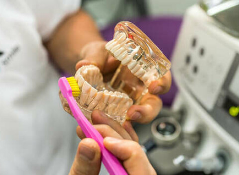 Profesionálna dentálna hygiena v Starom Meste pre krásny a zdravý úsmev.