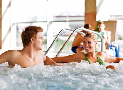 Unikátny jaskynný apartmán v Maďarsku, celý deň v kúpeľoch, polpenzia i návšteva hradu.