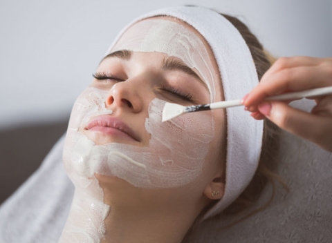 Ošetrenie pleti s kyselinou hyalurónovou + ultrasonic pre hladšiu pleť bez vrások.