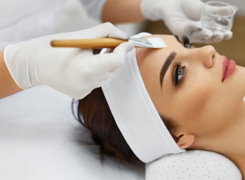 Čistenie pleti scrubberom alebo ošetrenie 24-karatovým zlatom a prístrojom Ultrasonic.