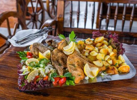 Rybky –  najlepšie chutia pri vode. Misa plná rýb pre 2 - 3 osoby v Oáze pri Dráždiaku.