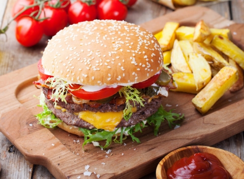 2x 300 g Hamburger Luciferus (pikantný) či Hamburger Big Deal (viac zeleniny) a 2x veľké pivo.